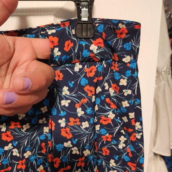 ATTENTION FLORAL CAPRI PANTS WITH POCKETS AND HAVE TO PUT A BELT TOO. - Picture 8 of 17